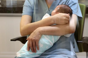 Hệ luỵ báo động từ xu hướng 'cha mẹ trực thăng', 'cá nhân hoá'