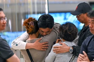 Giây phút kinh hoàng trên chuyến bay Singapore gặp nhiễu động