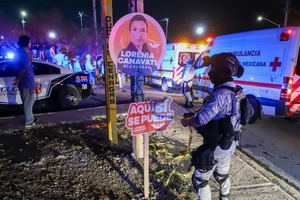 Sập sân khấu vận động tranh cử, hơn 50 người thương vong