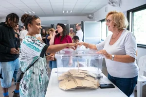 Ảnh: Cử tri Pháp bỏ phiếu trong cuộc bầu cử quốc hội quan trọng nhất nhiều thập niên