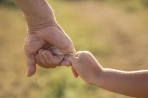 Độc lạ luật 'trả lương' ông bà trông cháu