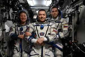 Ảnh: Tàu Soyuz của Nga đưa 3 phi hành gia trở về Trái Đất