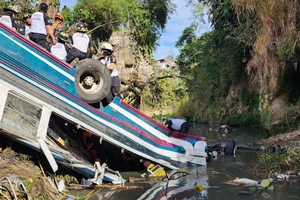 Kinh hoàng xe buýt lao khỏi cầu trên cao tốc, 51 người thiệt mạng