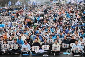 Biểu tình lớn ở Seoul cả phản đối lẫn ủng hộ Tổng thống Yoon