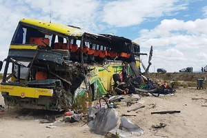 Kinh hoàng 2 xe buýt đâm nhau, 37 người thiệt mạng