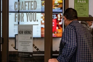 Cạnh tranh giữa lao động trí thức và AI: Liệu sẽ có hồi kết?