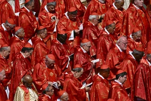 Tiếng Quan Thoại lần đầu được sử dụng trong lễ tang giáo hoàng