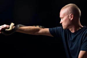 Kỷ nguyên mới cho y học từ máu của người tiêm nọc rắn suốt 18 năm