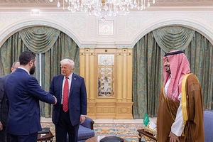 Giới chức Mỹ bất ngờ, bối rối khi ông Trump tuyên bố dỡ bỏ trừng phạt Syria