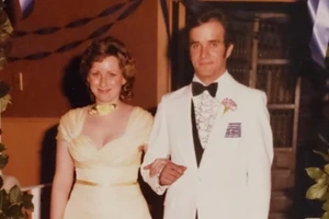 Nước bọt trên bao thư tuyệt mệnh chỉ điểm hung thủ giết người