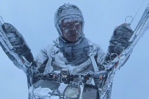 Đóng băng toàn thân khi dù lượn gặp sự cố ở độ cao máy bay