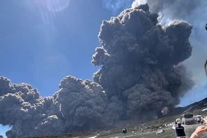 VIDEO: Núi lửa lớn nhất châu Âu phun trào, du khách bỏ chạy thoát thân