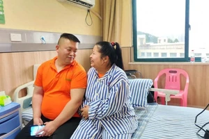 Chồng cần mẫn chăm vợ bị giảm trí tuệ ‘như trẻ lên 5’ suốt 10 năm