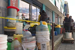 Khủng hoảng 400.000 dân thủ đô Ecuador không có nước uống cả tuần liền