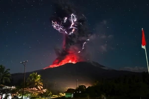 Video: Núi lửa phun trào cả 10 km, Indonesia sơ tán dân