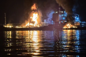 Tàu chở hóa chất và tàu hàng neo đậu sát nhau cùng bốc cháy, 3 người thương vong
