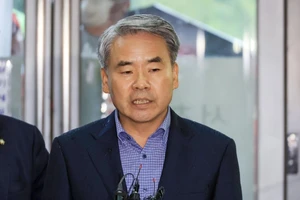 Công tố viên xin lệnh bắt cựu Bộ trưởng Quốc phòng Hàn Quốc Lee Jong-sup