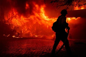 Nguồn sáng nào khi Trái Đất đang trên con đường nguy hiểm? 