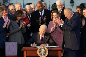 Ông Trump hủy các văn bản được ông Biden ký bằng 'bút tự động' 