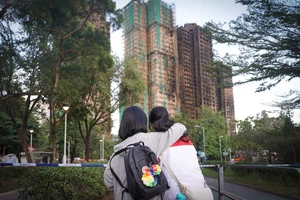 Gần 2 tuần vụ cháy chung cư Hong Kong, cư dân vẫn chờ nhà ở