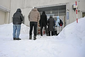 Cử tri Nhật đi bỏ phiếu bầu Hạ viện giữa thời tiết khắc nghiệt