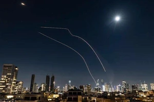 Chiến sự Trung Đông: Iran mở đợt tấn công mới, sẵn sàng cho kịch bản Mỹ đổ bộ; Qatar cảnh báo Vùng Vịnh có thể ngưng xuất khẩu dầu