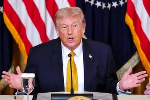 Chiến sự Trung Đông: Iran tuyên bố không hề đàm phán với Mỹ như ông Trump nói; Giá dầu giảm mạnh; Tehran cảnh báo phong tỏa Vịnh Ba Tư