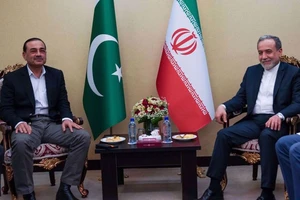Có tin ông Trump hủy lịch dự đám cưới con trai để họp về Iran; Tư lệnh quân đội Pakistan họp với Ngoại trưởng Iran đến tận khuya