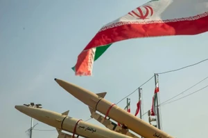 VIDEO: Iran phóng tên lửa đạn đạo vào các căn cứ Mỹ ở Trung Đông