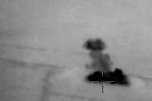 Mỹ công bố video tấn công kho tên lửa, UAV của Iran