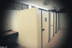 Thầy giáo bị bắt vì chụp ảnh nữ sinh trong nhà vệ sinh