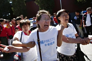 Dân làm lễ kỉ niệm 6 tháng MH370 mất tích, cảnh sát Trung Quốc 'dập tắt'