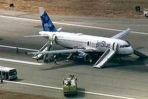 Nổ động cơ máy bay, 147 người 'thoát chết'