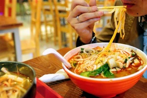 Trộn thuốc phiện vào mì để giữ chân khách