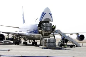 Mỹ dùng 'cầu hàng không' tiếp tế người Kurd chống IS