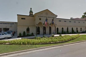 Say rượu, tưởng nhà tù là quán bar