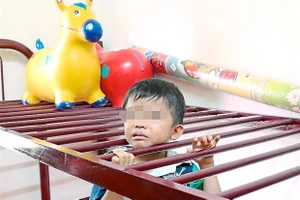 Cậu bé 4 tuổi kẹt đầu giữa hai song sắt giường