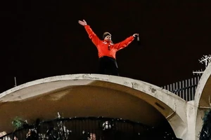 Bịt mắt, đi trên dây băng qua hai tòa nhà cao tầng