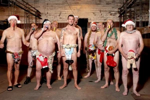 Gây quỹ từ thiện bằng bộ lịch ảnh… khỏa thân