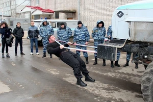 Kéo lê xe tải 12 tấn bằng ... răng