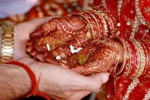 Hi hữu: 'Cô dâu của tôi là... một cậu bé 15 tuổi'