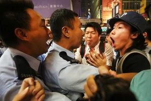 Người biểu tình Hong Kong đụng độ cảnh sát
