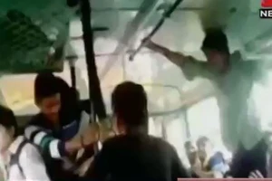 Hai cô gái dùng thắt lưng tấn công ba kẻ 'yêu râu xanh' trên xe buýt