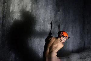 Khỏa thân chinh phục ‘thung lũng’ băng giữa mùa đông