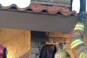 Người phụ nữ khỏa thân bị kẹt trong ống khói nhà chồng cũ