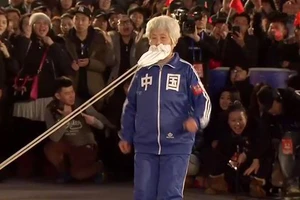 Bà cụ 81 tuổi ‘siêu khỏe’ kéo xe 1 tấn bằng răng