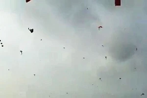 Báo Anh đưa tin vụ diều khổng lồ cuốn bé trai lên cao 20 mét