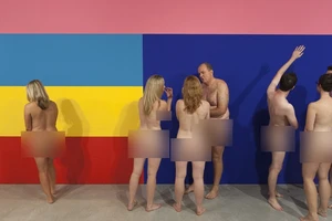 Khỏa thân mới được vào xem triển lãm