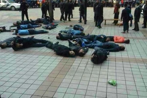 30 người biểu tình uống thuốc trừ sâu, ngất xỉu trên đường phố