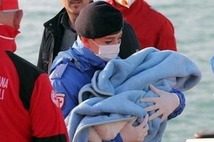 Tàu chở dân di cư lại chìm, 400 người tử nạn?